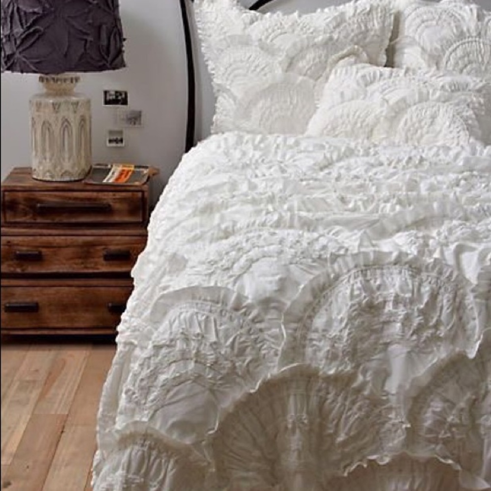 ISO: a king size Anthropologie rivulets quilt.